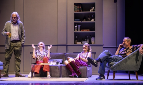 VICINI DI CASA al Teatro Manzoni: tra desideri nascosti e verità scomode