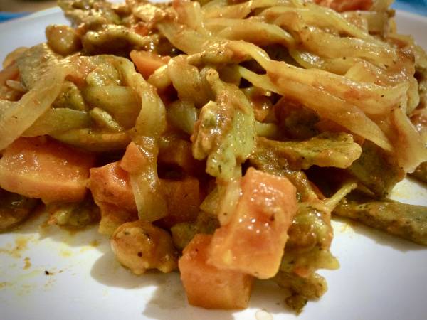 Pizzoccheri con Fettuccine Konjac: Un'Esplosione di Gusto con Ceci, Curcuma e Passata di Pomodori